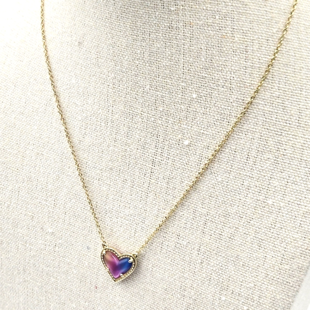 KENDRA SCOTT Ari Pendant Necklace in Watercolor Illusion Gold Plated - Picture 7 of 8